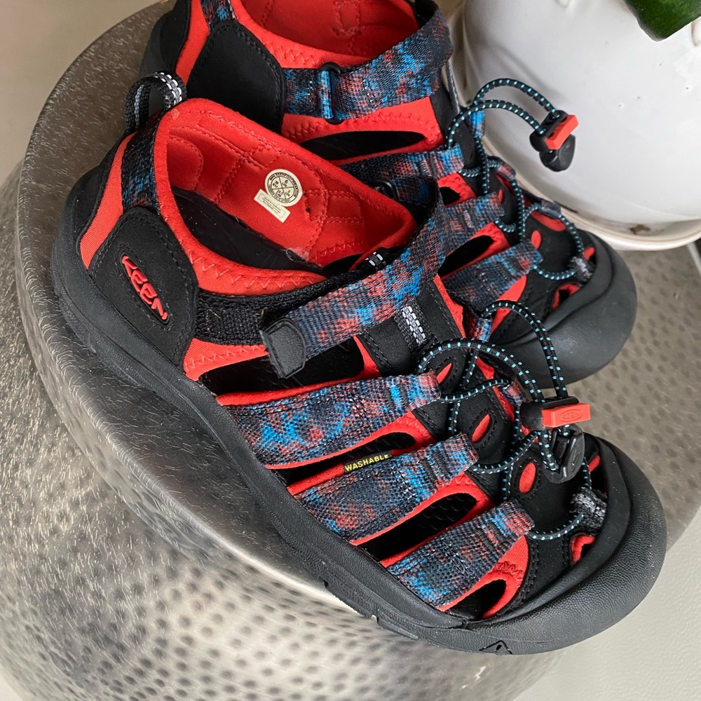 Keen Boys size 6 water/hiking shoe